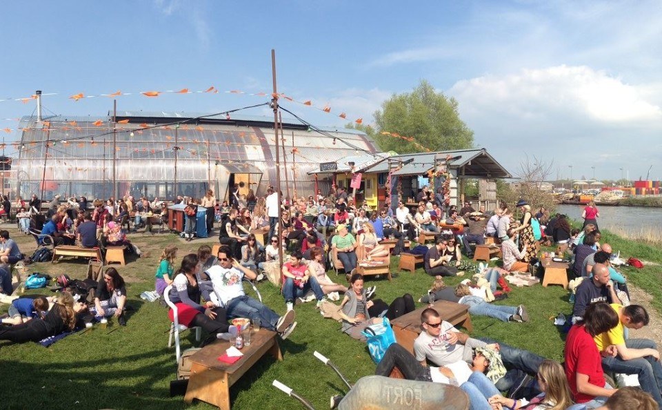 Terras aan het water amsterdam