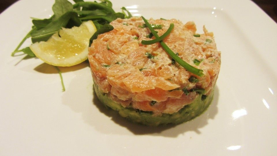 Zalmtartaar met avocado