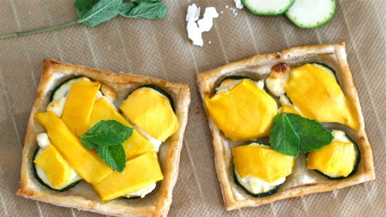 Hartige taart met mango en geitenkaas