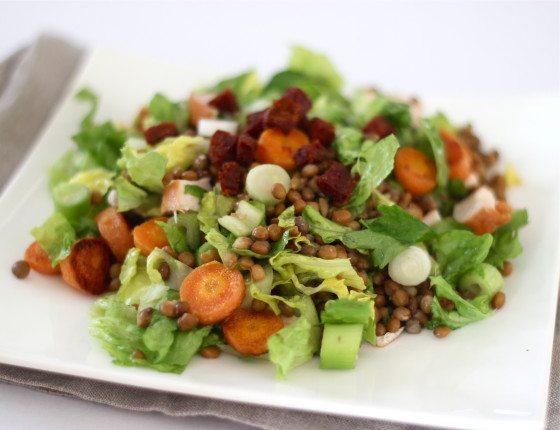 Linzen salade met gerookte kip en wortel