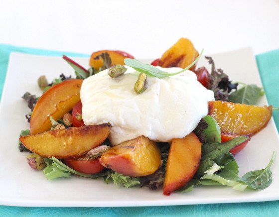 Salade met gegrilde perzik en burrata1