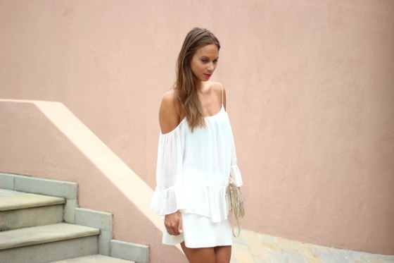 Witte outfit met metalic clutch