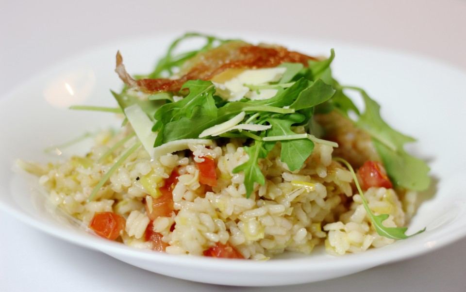 Frisse risotto met tomaat en prei