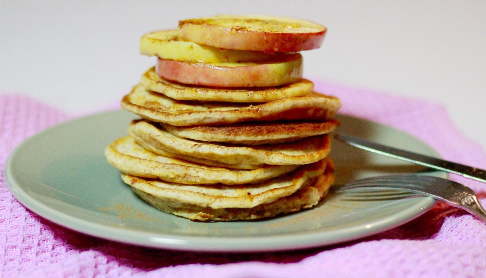 RICOTTA PANNENKOEKEN MET GEBAKKEN APPEL - Cotton & Cream