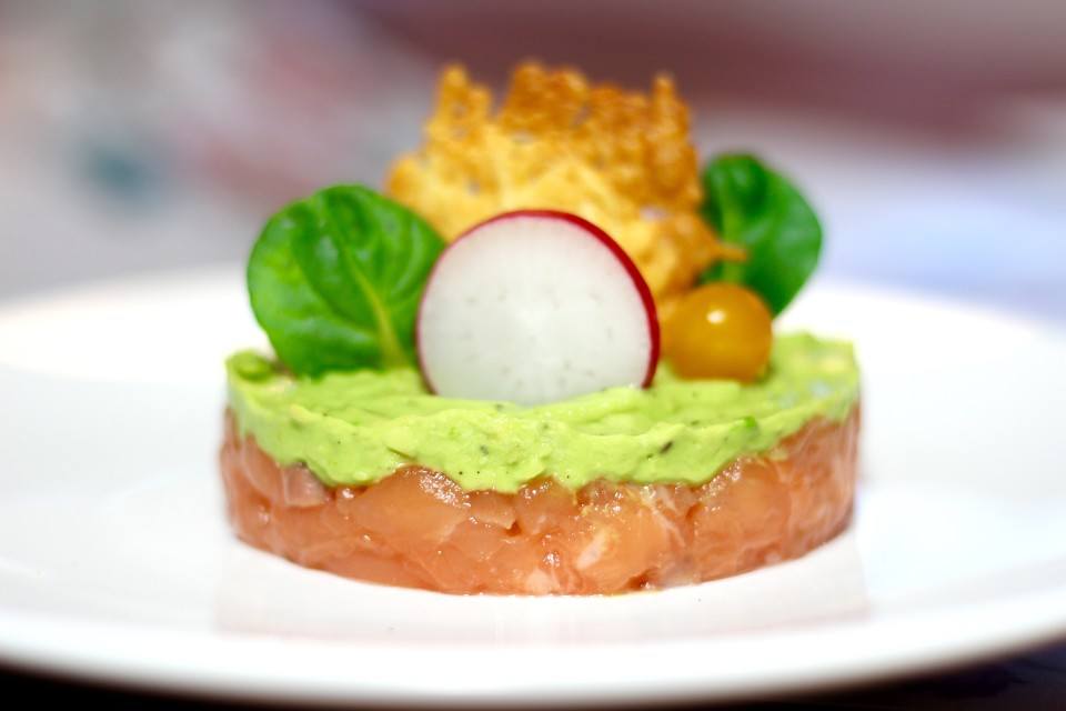 Zalmtartaar met wasabi avocadocreme