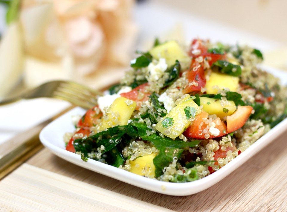 Quinoa salade met mango en kip