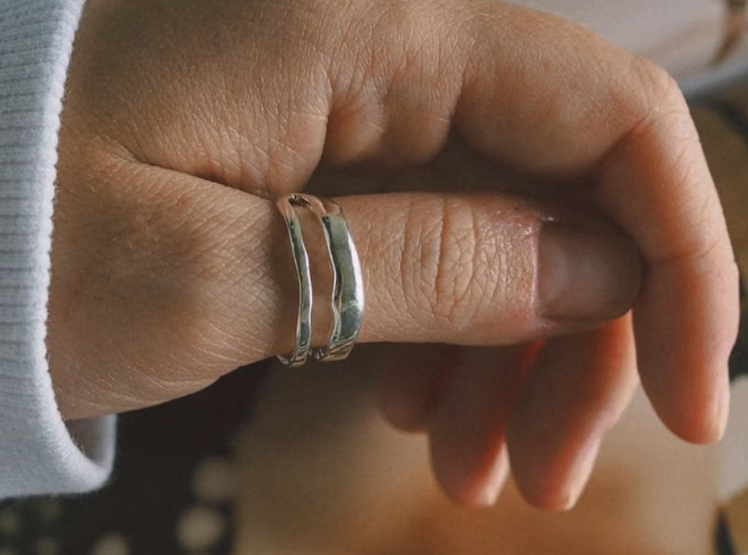 Ringen dragen en combineren: hoe je meerdere ringen stapelt zonder dat het rommelig wordt